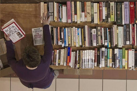 在美国各地学区和公立图书馆，图书正在以前所未有的速度被审查和下架。禁书运动这两年来在美国越来越普遍，让来自审查大国的我感到困惑。美国被视为言论自由的灯塔，怎么如今走到了这一步？