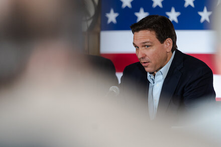 El gobernador de Florida, Ron DeSantis, anunció el miércoles su candidatura presidencial en una transmisión por Twitter, la cual contuvo una que otra declaración engañosa.