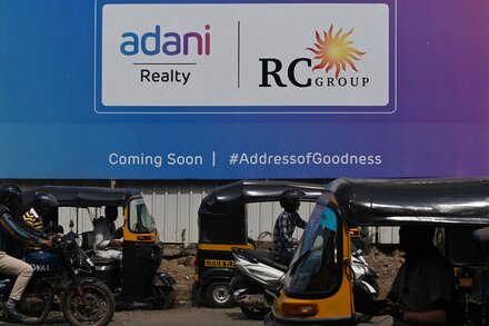 Investors have again rushed into the conglomerate controlled by Gautam Adani after a panel signaled that the investigation into the company’s finances was getting nowhere.