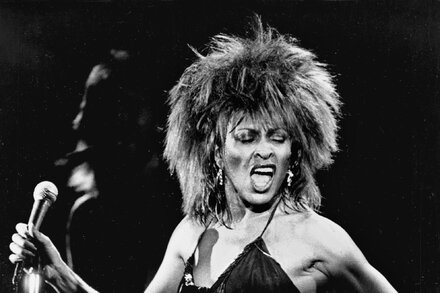 Su incomparable voz ronca, magnetismo sexual y energía la convirtieron en una intérprete en vivo inolvidable y en una de las artistas de mayor éxito discográfico de todos los tiempos.