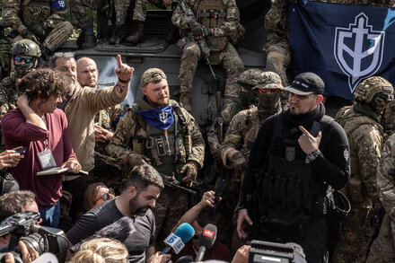 Un grupo de combatientes rusos opuestos a Putin tienen vínculos neonazis. Algunos especialistas creen que esto podría dañar a Ucrania al sembrar desconfianza y temor de estar apoyando a grupos armados de extrema derecha.