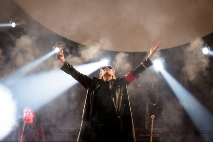 Mr. Waters, a founder of Pink Floyd, who has long been critical of Israel, has worn similar clothing in the past when playing songs from Pink Floyd’s album “The Wall.”