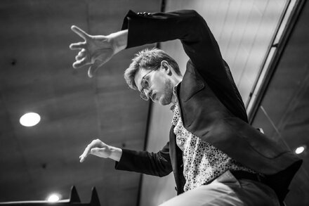 Not yet 30, Guggeis already leads a major opera house and has conducted the “Ring” in Berlin. Next up: his arrival at the Metropolitan Opera.