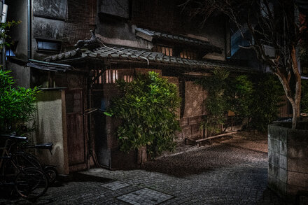 Using a guidebook published more than 20 years ago, a writer searches out the bars and restaurants that express the city’s traditional eating and drinking culture.
