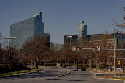 The union representing the company’s newsroom employees has urged a vote of no-confidence against the C.E.O. at a shareholder meeting on Monday.