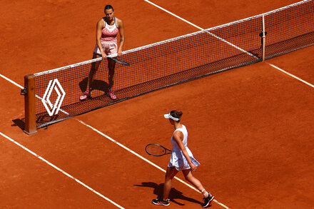 Players from Ukraine do not shake hands with players from Russia and Belarus. Aryna Sabalenka waited at the net anyway.