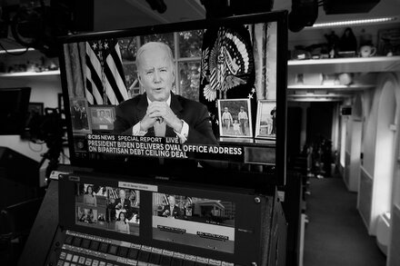 Joe Biden ha desplegado un estilo inusual de liderazgo: en vez de acaparar la atención, identifica y adopta de manera discreta las herramientas de su cargo para negociar.