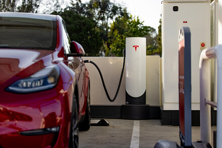 The electric car company, which operates the country’s most extensive charging network, struck a similar deal with Ford Motor recently.