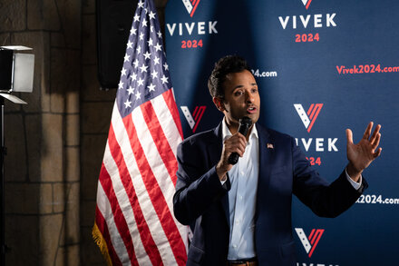 Vivek Ramaswamy offered a defense of the former president — and a promise of a pardon if his fortunes rise while Donald Trump’s sink. But Asa Hutchinson called on Trump to step aside.