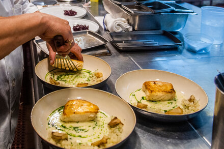 To combat outbreaks at restaurants and other dining establishments, policies that support sick workers, including paid leave, may be needed, the agency said in a report this week.