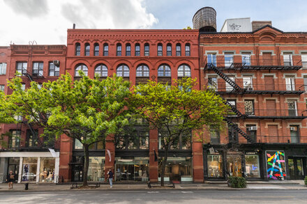 报告称美国有超过四分之一的房主是“房子穷人”，将超过30%的收入投入了住房。在中国，为了买房而掏空“六个钱包”的情况也不胜枚举。如果邻居危及到你珍视的房子，摊上了公寓楼坍塌这种大事，你能怎么办呢？